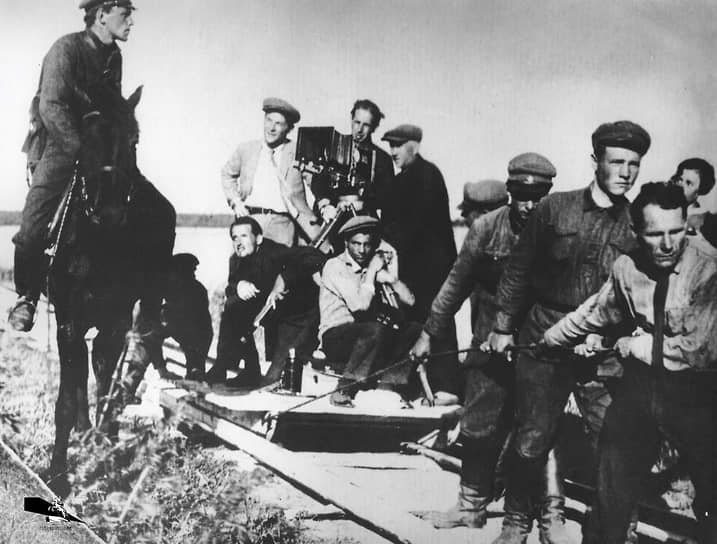 Фильм «Чапаев» снимали к годовщине Октябрьской революции. Так как режиссеры Васильевы опаздывали с выпуском, в Ленинграде (ныне — Санкт-Петербург) не стали развешивать афиши. В итоге первый сеанс прошел почти при пустом зале. Но позже плакаты развесили, и фильм посмотрели около 30 млн зрителей На фото: съемки фильма «Чапаев»