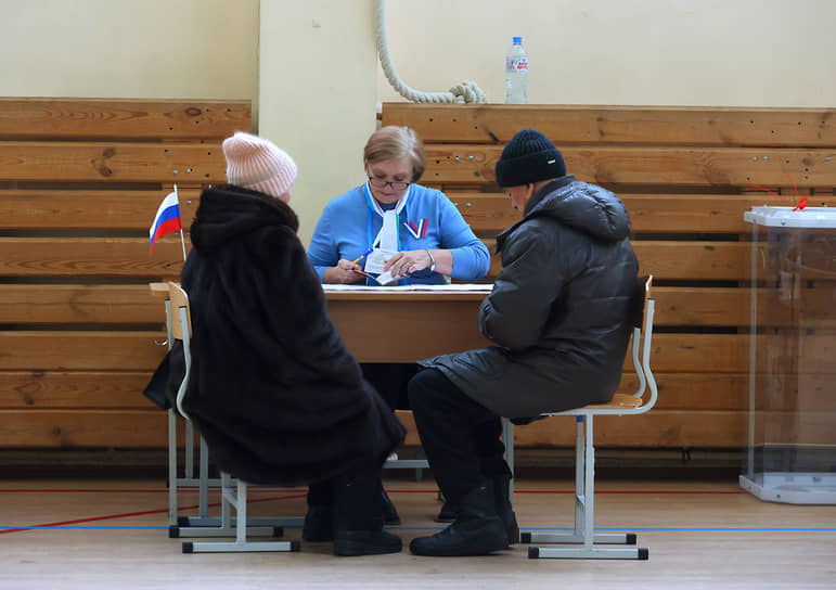 Екатеринбург. Местные жители с членом избирательной комиссии  