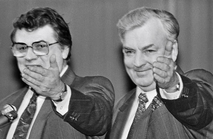 В качестве режиссера дебютировал в 1970 году. Поставил вместе с Марком Захаровым спектакль «Проснись и пой!». В 1973-м Александр Ширвиндт вместе с Андреем Мироновым поставил «Маленькие комедии большого дома». Первой сольной режиссерской работой стал спектакль «Нам — 50» 1974 года На фото: с Михаилом Державиным (1992 год)