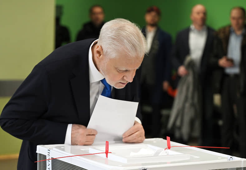 Москва. Председатель партии «Справедливая Россия — За правду» Сергей Миронов на избирательном участке в школе №1520  