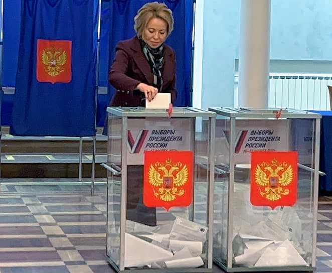 Санкт-Петербург. Спикер Совета федерации Валентина Матвиенко принимает участие в голосовании  