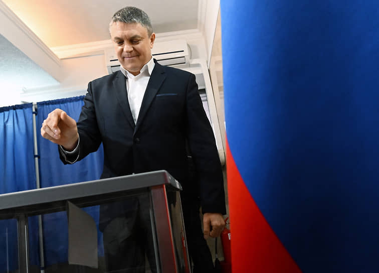 Луганск. Глава ЛНР Леонид Пасечник во время голосования  