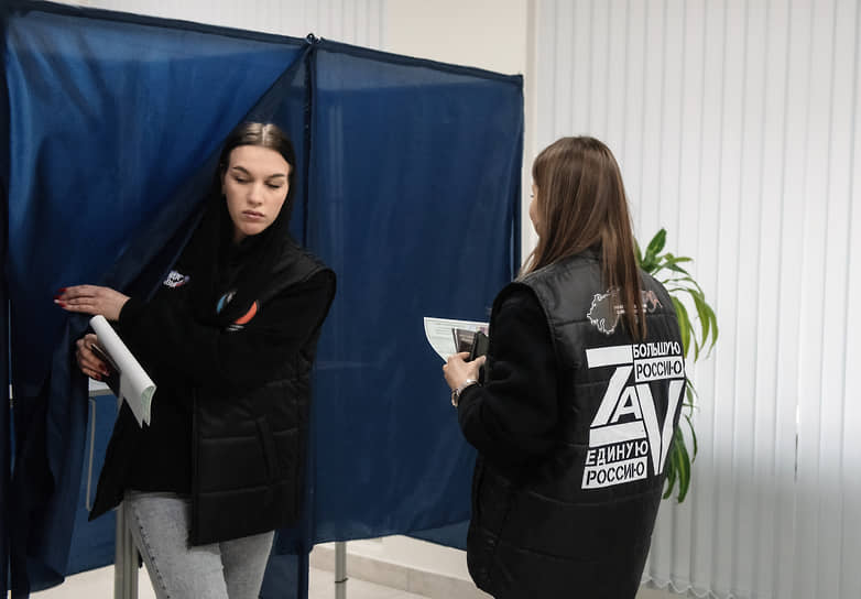 Донецк. Избирательницы у кабинок для голосования  