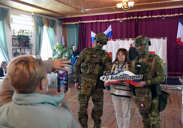 Село Перевальное, Крым. Военнослужащие на избирательном участке 