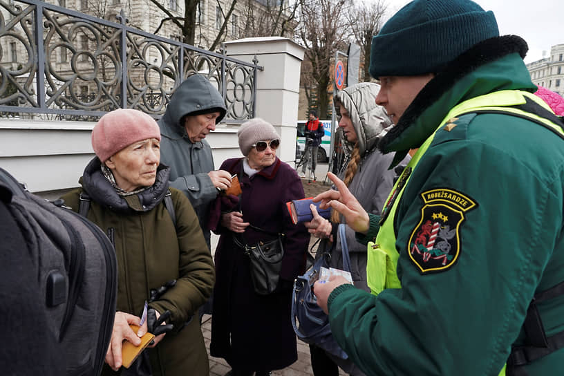 Рига, Латвия. Пограничники проверяют документы перед входом в посольство России 