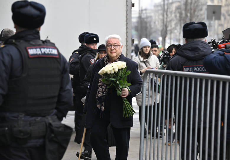 Артист Владимир Винокур перед началом церемонии прощания
