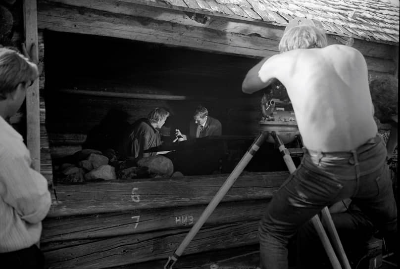 Василий Шукшин (второй справа) познакомился с исполнителем роли Петра Байкалова  Алексеем Ваниным (второй слева) еще на съемках фильма «Золотой эшелон», который вышел на экраны в ноябре 1959 года. В 1960-е годы Ванина осудили за контрабанду 30 секундомеров, которые он привез с собой из командировки в Венгрию. В итоге он отсидел в колонии полтора года и иногда консультировал Шукшина на съемочной площадке «Калины красной», герои которой также имеют тюремный опыт  