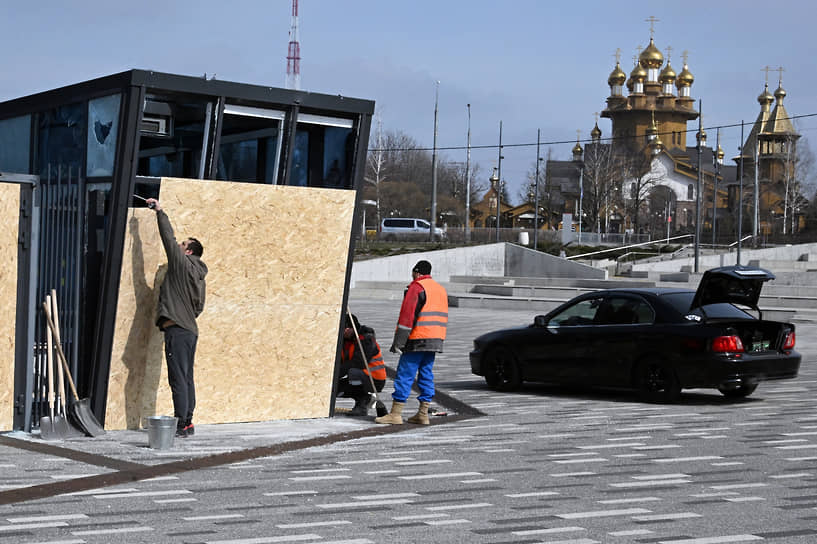 Последствия обстрела зданий спортивно-развлекательного комплекса «Белгород Арена»