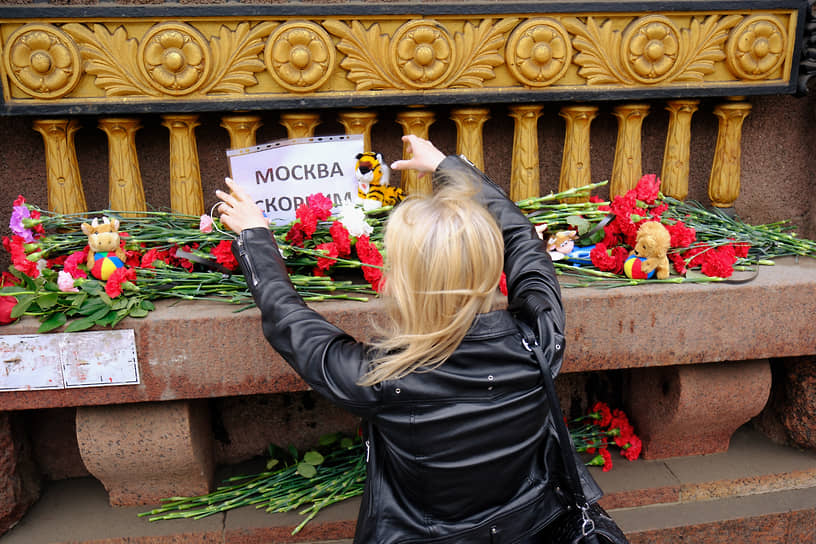 Санкт-Петербург. Стихийный мемориал на станции метро «Технологический институт», где в апреле 2017 года также произошел теракт