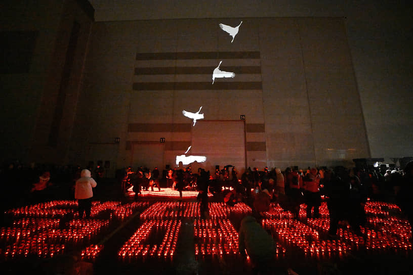 Красногорск, Московская область. Световая инсталляция над мемориалом погибшим в «Крокус Сити Холле»