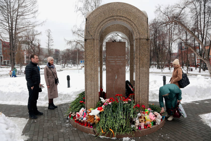 Пермь. Стихийный мемориал погибшим в Подмосковье возник возле монумента, посвященного трагедии в ночном клубе «Хромая лошадь»