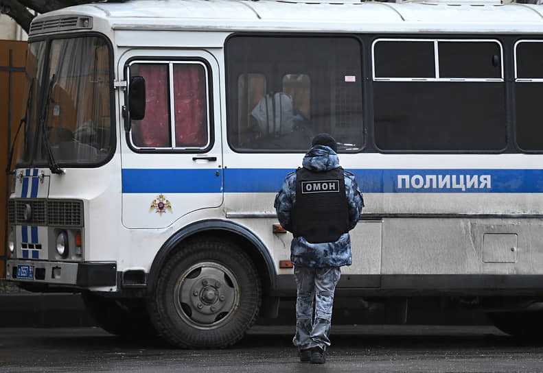 Полицейский автобус у здания суда