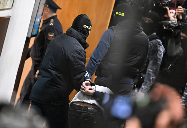 Саидакрами Муродали Рачабализода (в центре, спиной) перед началом заседания суда