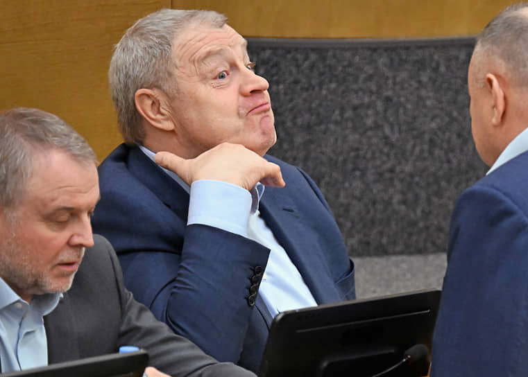 Москва. Член комитета Госдумы по строительству и ЖКХ Виталий Бахметьев (в центре) во время пленарного заседания 