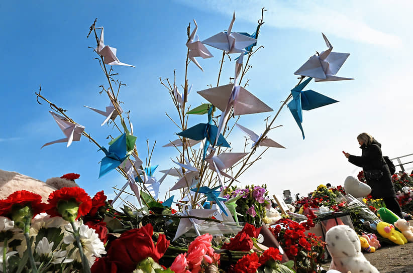 Красногорск, Московская область. Бумажные журавлики на стихийном мемориале возле «Крокус Сити Холла» 
