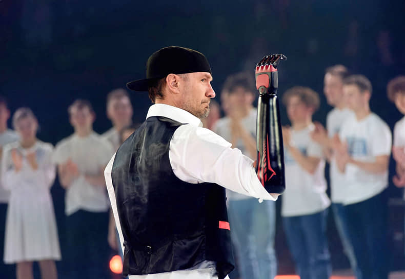 Санкт-Петербург. Олимпийский чемпион по фигурному катанию Роман Костомаров на ледовом шоу Ильи Авербуха  