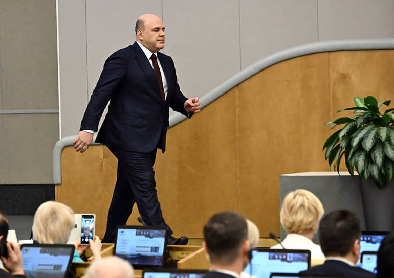Премьер-министр Михаил Мишустин поднимается на трибуну