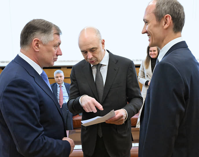 Слева направо: зампредседателя правительства Марат Хуснуллин, министр финансов Антон Силуанов, вице-премьер и глава аппарата правительства Дмитрий Григоренко перед началом заседания