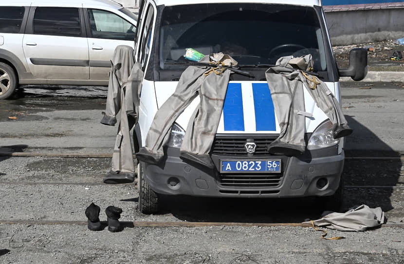 Одежда сушится на капоте автомобиля в Орске