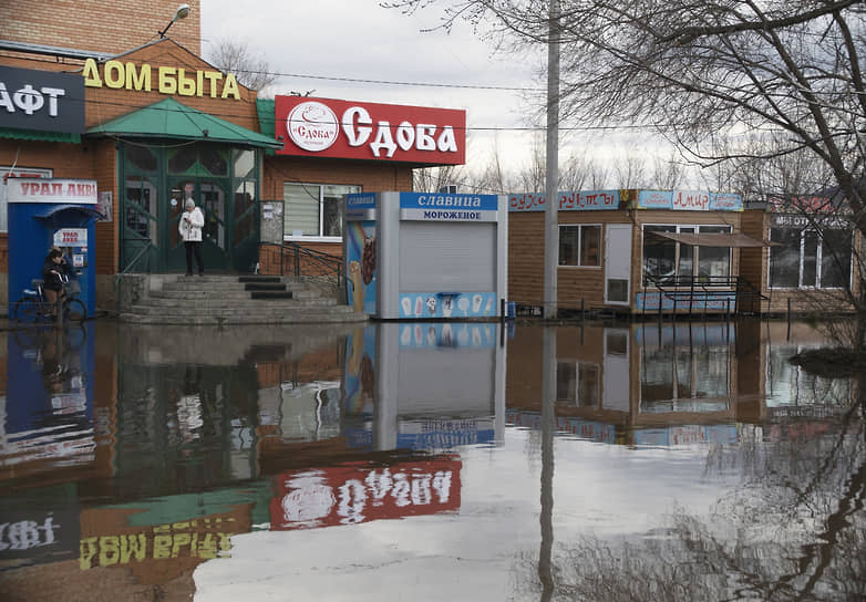 Подтопление у торгового центра