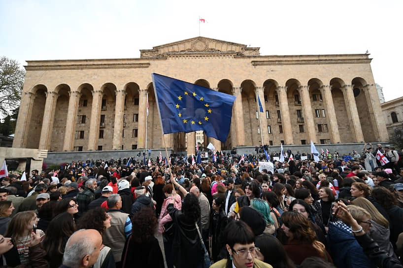 Митинг у здания грузинского парламента в Тбилиси