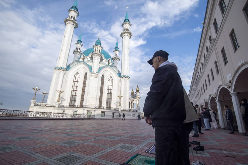 Во всех мусульманских странах день празднования Ураза-байрам считается выходным. В России такое решение принимают на уровне регионов, традиционно исповедующих ислам На фото: мусульмане перед началом богослужения в Казани в мечети «Кул-Шариф»