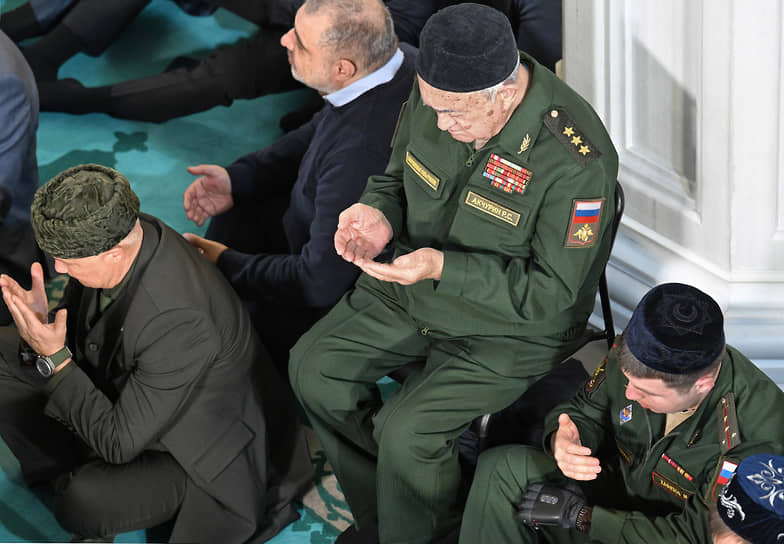 По-арабски праздник называется Ид уль-Фитр, что буквально переводится как «праздник прекращения поста». Во время месяца рамадан, предшествующему Ураза-байрам, мусульмане соблюдают строгий пост, священный характер которого обусловлен тем, что в ночь 27 рамадана 610 года началось ниспослание первых откровений пророку Мухаммеду На фото: мусульмане на богослужении в Москве