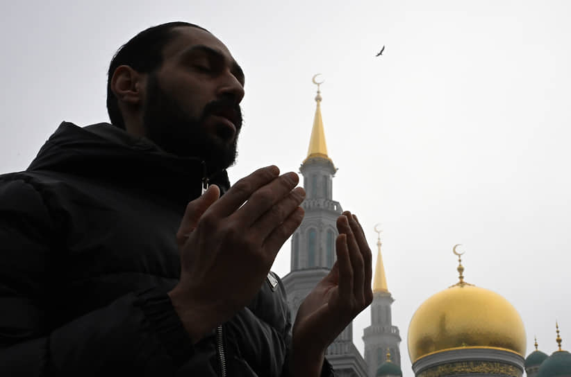 На празднование Ураза-байрама отводится нерабочий день в следующих республиках РФ: Адыгея, Башкортостан, Дагестан, Ингушетия, Кабардино-Балкария, Карачаево-Черкесия, Татарстан, Чечня, Крым На фото: верующий у мечети в Москве