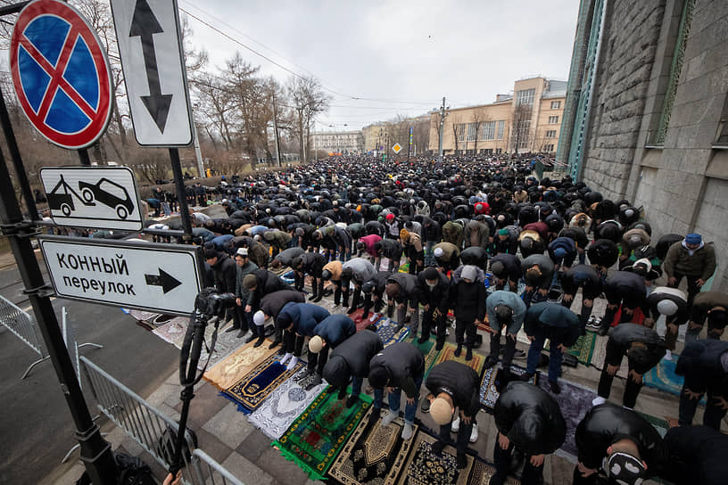 Около 150 тыс. человек пришли на праздничную молитву к стенам Санкт-Петербургской Соборной мечети