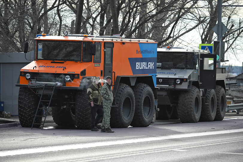 Два вездехода, направленные курганской компанией «Вездеходы “Бурлак”» на борьбу с наводнением 
