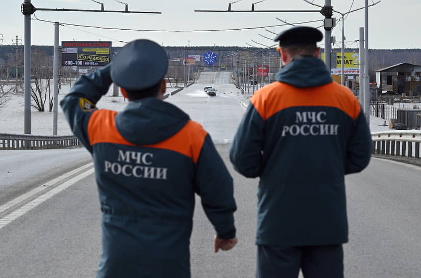 Перелив реки Тобол через шоссе Тюнина. 15 апреля уровень воды в реке превысил неблагоприятные значения, поднявшись до 704 см 