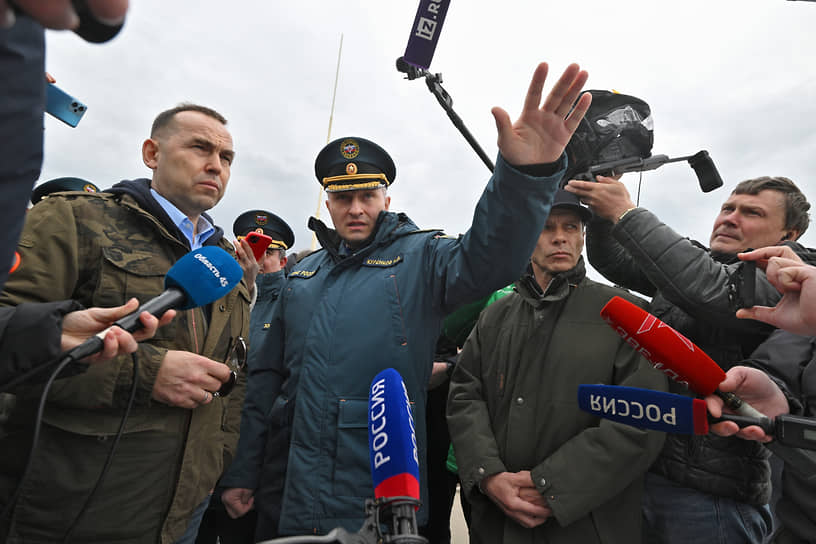 Министр МЧС РФ Александр Куренков (на фото в центре) и губернатор Курганской области Вадим Шумков (на фото слева) во время посещения дамбы на улице Климова в  Кургане 