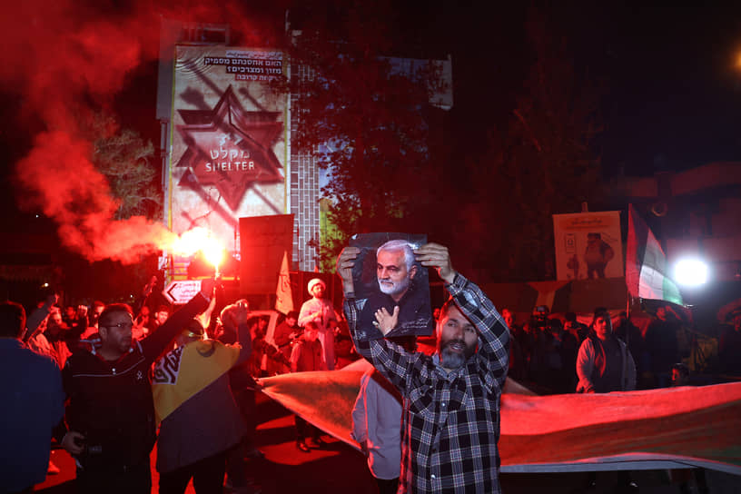 Демонстрации в поддержу армии Ирана прошли в нескольких городах страны. Много людей собралось на площади Палестины в Тегеране, где стоят часы с обратным отсчетом времени «существования Израиля»