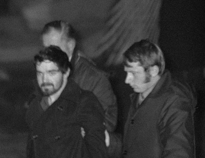 Эдди Галлахер (на фото слева) участвовал вместе с Дагдейл в угоне вертолета 24 января 1974 года, в день, который она называла самым счастливым в жизни 