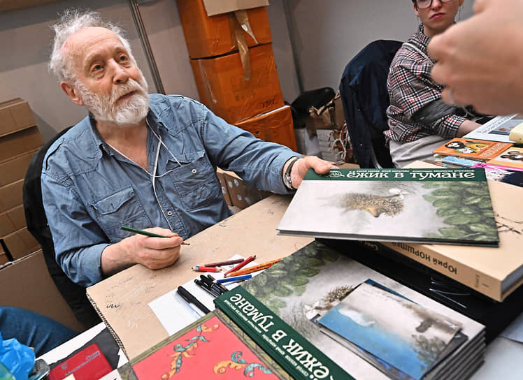 Москва. Режиссер-мультипликатор Юрий Норштейн дает автографы на ярмарке «non/fictioN Весна» в Гостином дворе