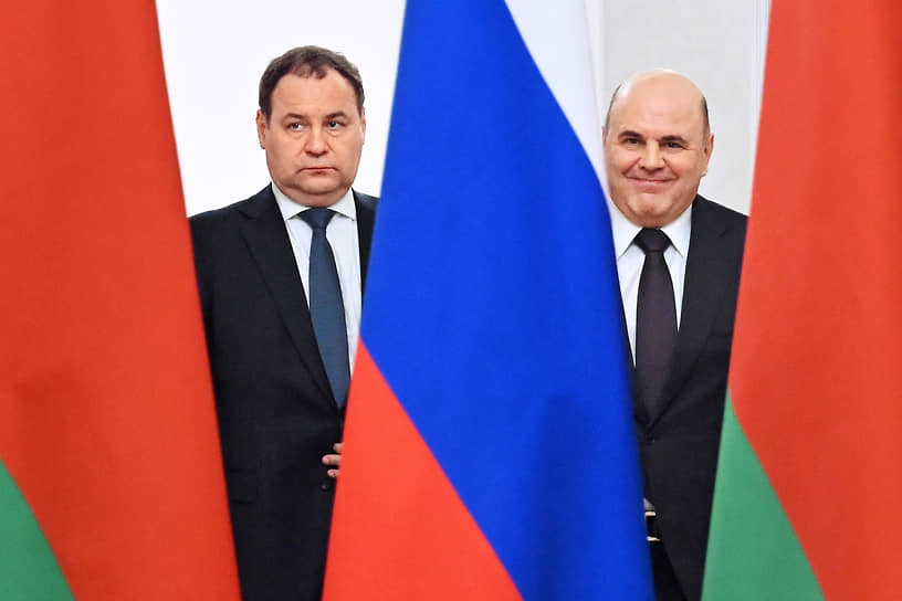 Москва. Премьер-министр РФ Михаил Мишустин (справа) и премьер-министр Белоруссии Роман Головченко на встрече в Доме правительства