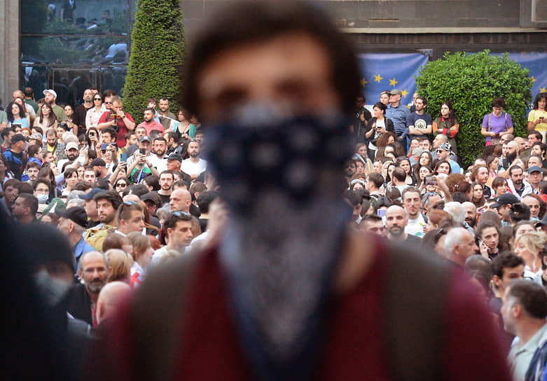 Во время заседания парламента в Тбилиси проходил очередной митинг недовольных проектом. Трансляция заседания велась на сайте парламента
