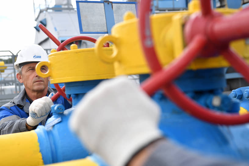 Работники ООО «Газпром трансгаз Москва» на компрессорной станции «Волоколамская»