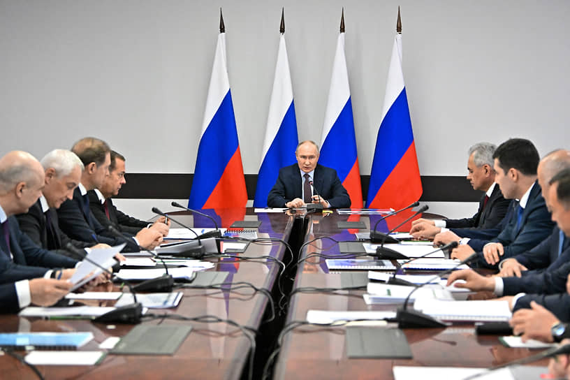 25 мая президент России Владимир Путин провел в Королеве встречу с руководителями предприятий оборонно-промышленного комплекса. В ней также приняли участие секретарь Совбеза Сергей Шойгу, зампред Совбеза Дмитрий Медведев, министр обороны Андрей Белоусов, первый вице-премьер Денис Мантуров. «Важно продолжать наращивать ритмичное обеспечение Вооруженных Сил современным, высокотехнологичным оружием и техникой»,— сказал в ходе совещания Владимир Путин. Президент напомнил о необходимости эффективно использовать ресурсы «народного ОПК», чтобы еще больше увеличить выпуск продукции