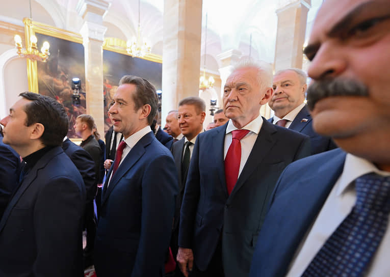 Губернатор Мурманской области Андрей Чибис (слева), художественный руководитель Московского театра Олега Табакова, актер Владимир Машков (второй слева) и основатель, основной акционер группы компаний «Волга Групп» Геннадий Тимченко (в центре)
