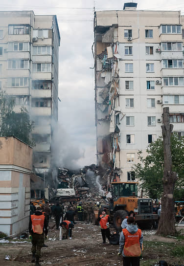 На Харьковской горе в результате прямого попадания снаряда в многоквартирный жилой дом обрушился весь подъезд с десятого по первый этаж, сообщил губернатор Вячеслав Гладков