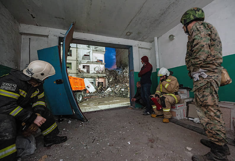 Около 13:00 мск произошло повторное обрушение: у частично рухнувшего подъезда обвалилась крыша