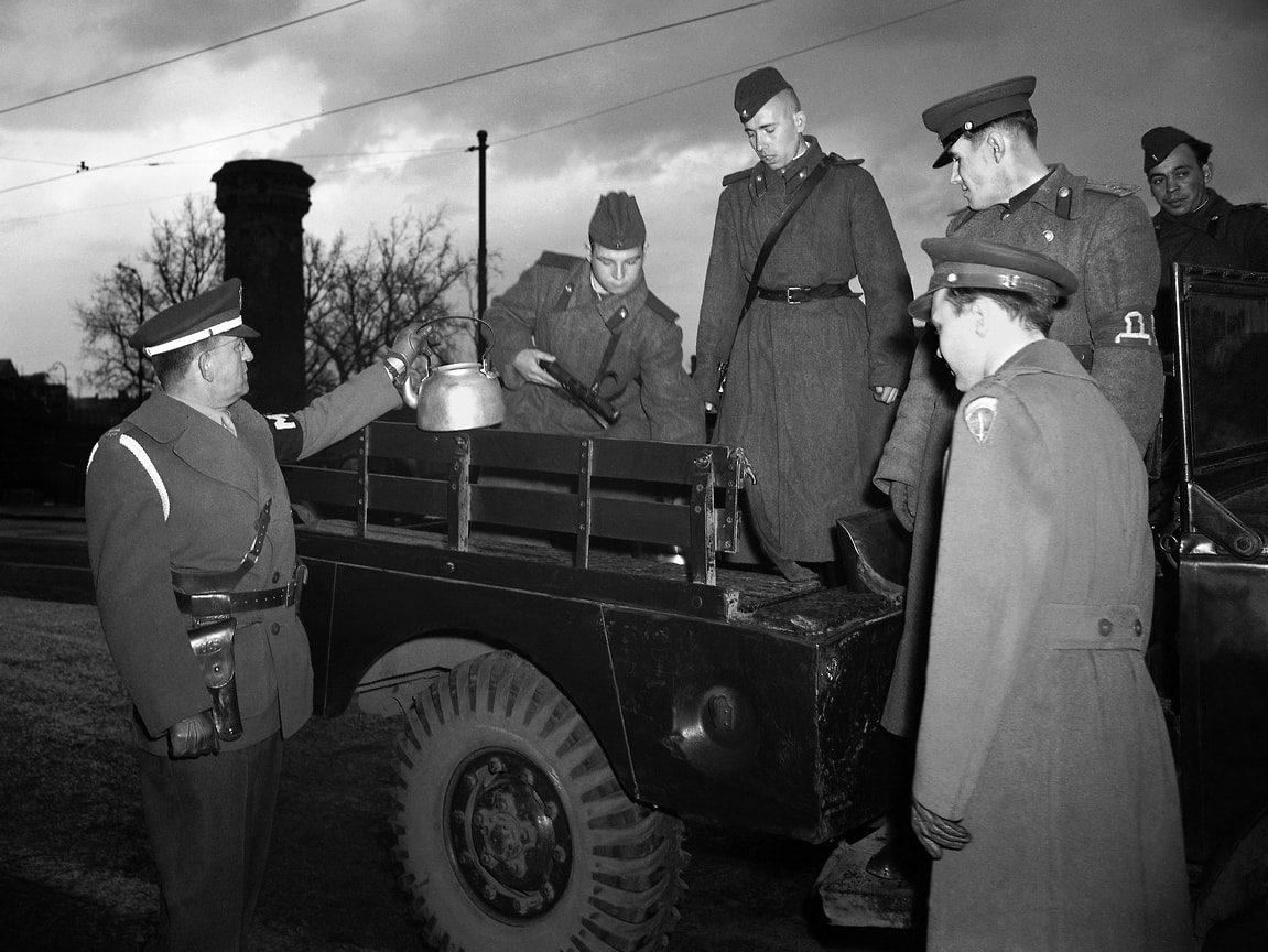«Все вещи лиц, следующих через контрольно-пропускные пункты, будут подвергаться досмотру персоналом этих пунктов»