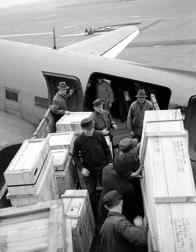«Англо-американская транспортная авиация может в настоящий момент обеспечить перевозку 6000–6300 т грузов ежедневно, при условии хорошей погоды»