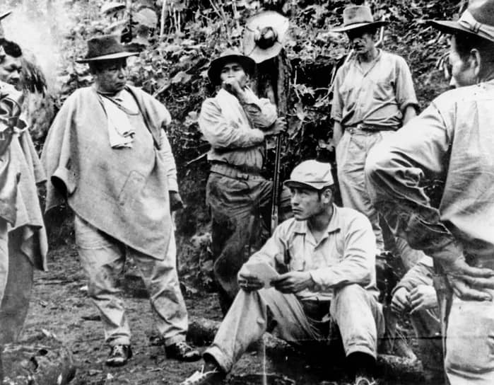 Согласно канонической версии, лежащей в основе идеологии FARC, против 16 тыс. колумбийских военных в Маркеталии сражались всего 48 вооруженных партизан (на фото: будущие лидеры FARC Мануэль Маруланда и Хакобо Аренас, а также их соратники) 