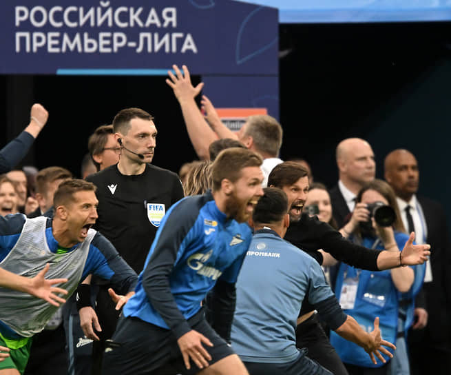 Главный тренер «Зенита» Сергей Семак (справа)