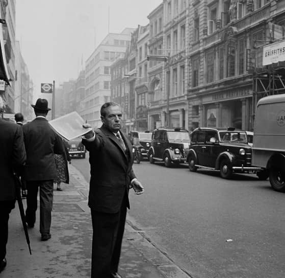 Гарри Уинстон перед зданием аукционного дома Sotheby`s в Лондоне 