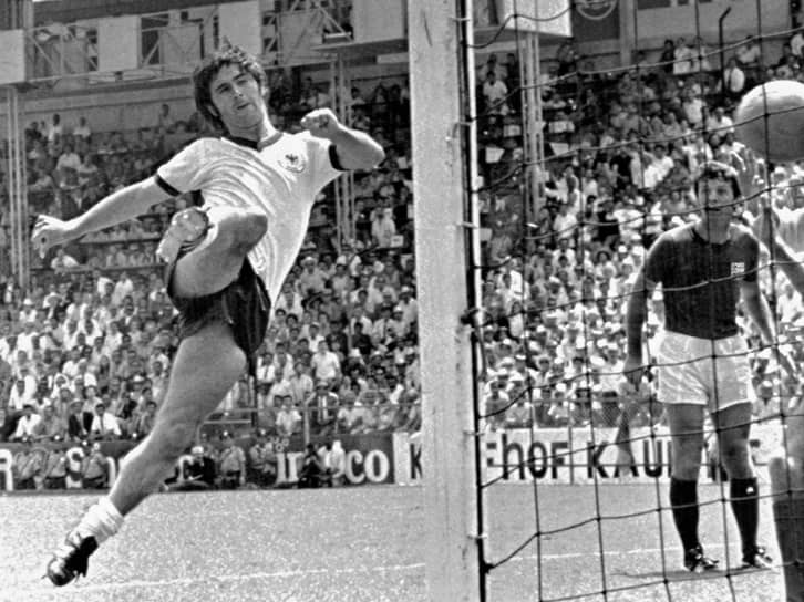 (слева, Германия), 5 голов. Играл на чемпионатах Европы 1968 и 1972 годов