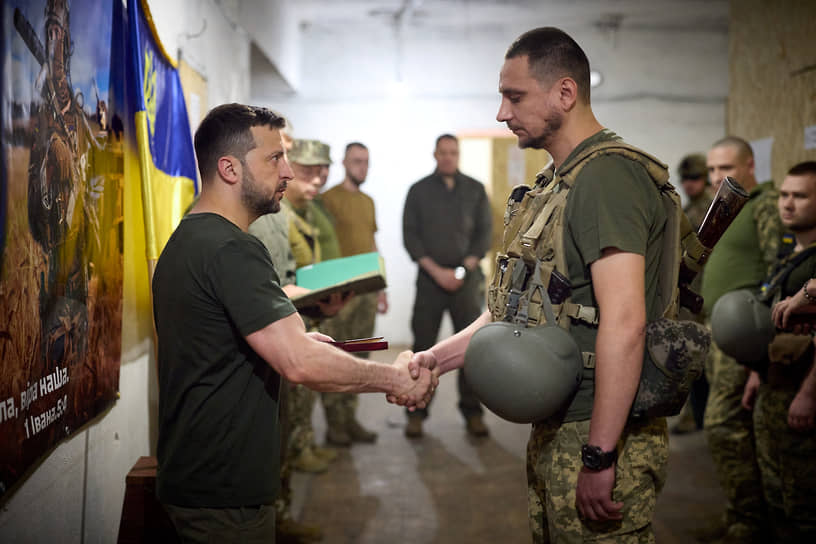 26 июня президент Украины Владимир Зеленский приехал в Покровск, находящийся на подконтрольной Киеву части ДНР, где встретился с военнослужащими. По его словам, ситуация для ВСУ на этом направлении требует немедленных решений, поэтому он проведет «отдельные разговоры» с правительственными чиновниками, которые должны быть рядом с фронтом, но не были здесь «по полгода»