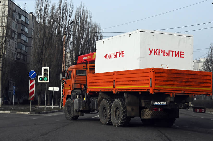 В Севастополе установят около 600 новых модульных укрытий, подобных защитным конструкциям в Белгороде, на случай обстрелов. Первые сооружения появятся в городе в течение 40 дней, заявил 27 июня губернатор Михаил Развозжаев